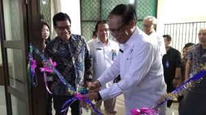 Rektor Unila Gunting Pita Simbolis Terima CSR